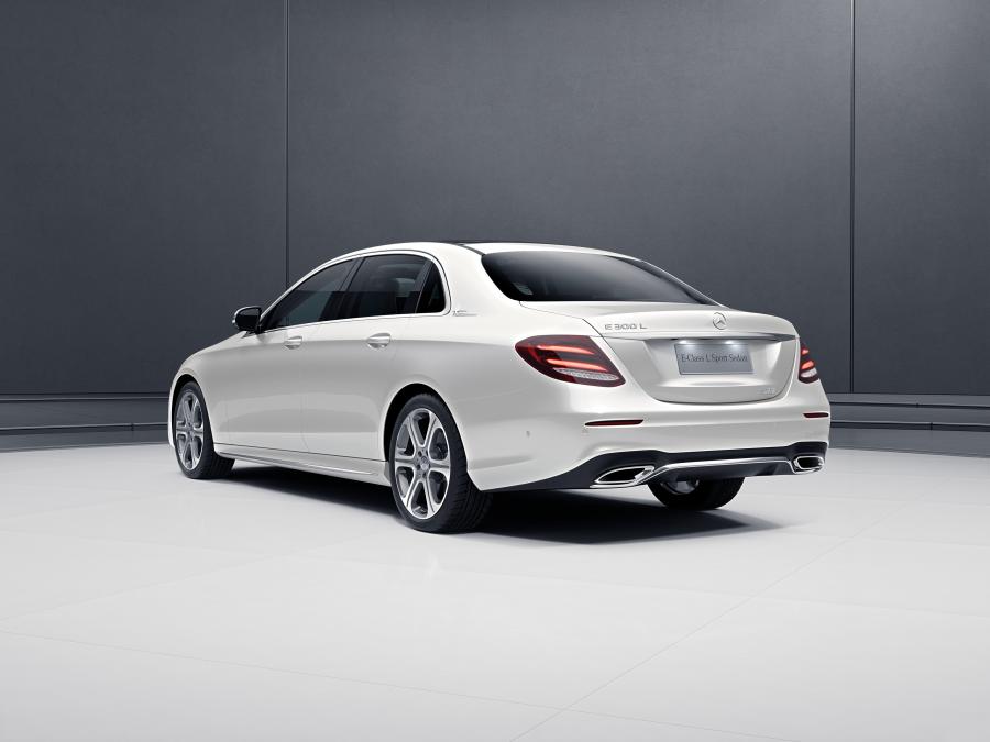  Mercedes-Benz E300 L AMG Line 2016 года  (CN) (фото 16 из 22)